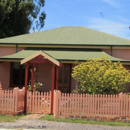 Kerrellie Cottages 2, 4 & 8 Reid Street Strahan Exterior photo