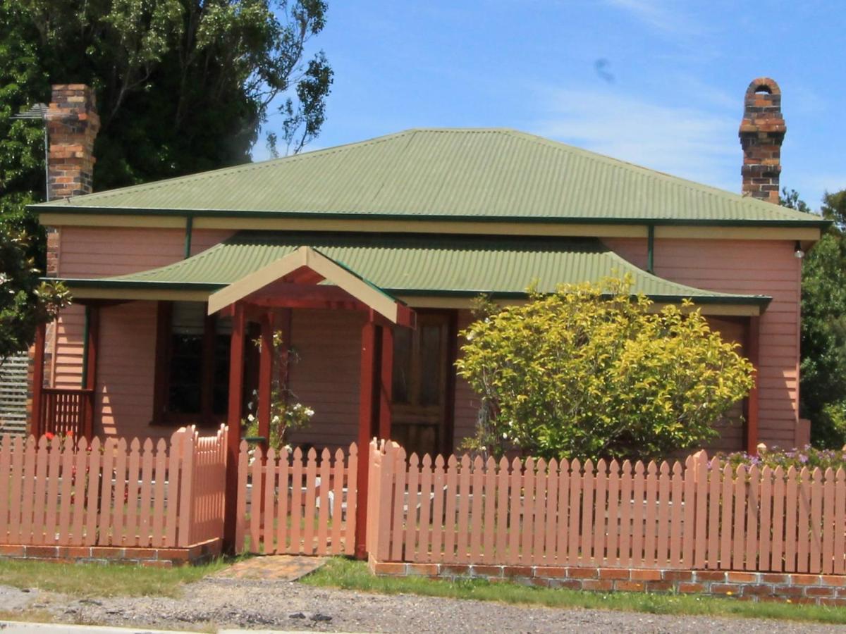 Kerrellie Cottages 2, 4 & 8 Reid Street Strahan Exterior photo