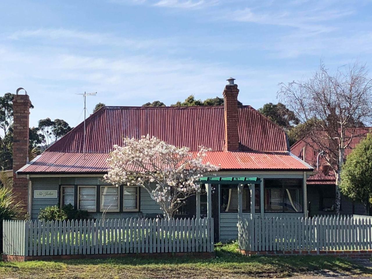 Kerrellie Cottages 2, 4 & 8 Reid Street Strahan Exterior photo